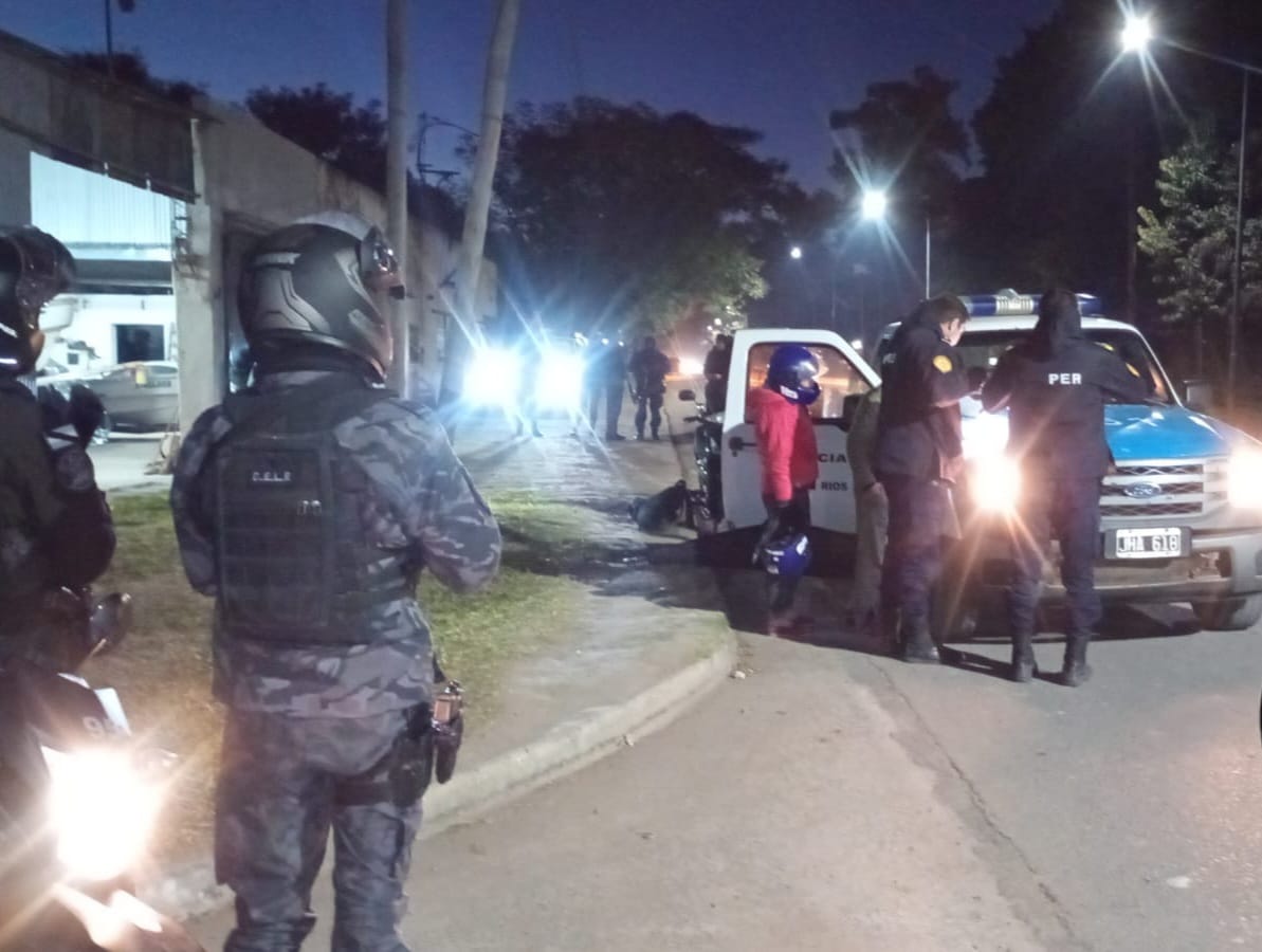 Un llamado alertó por un arma: interceptaron una moto y descubrieron un fusil con mira y carne de ciervo